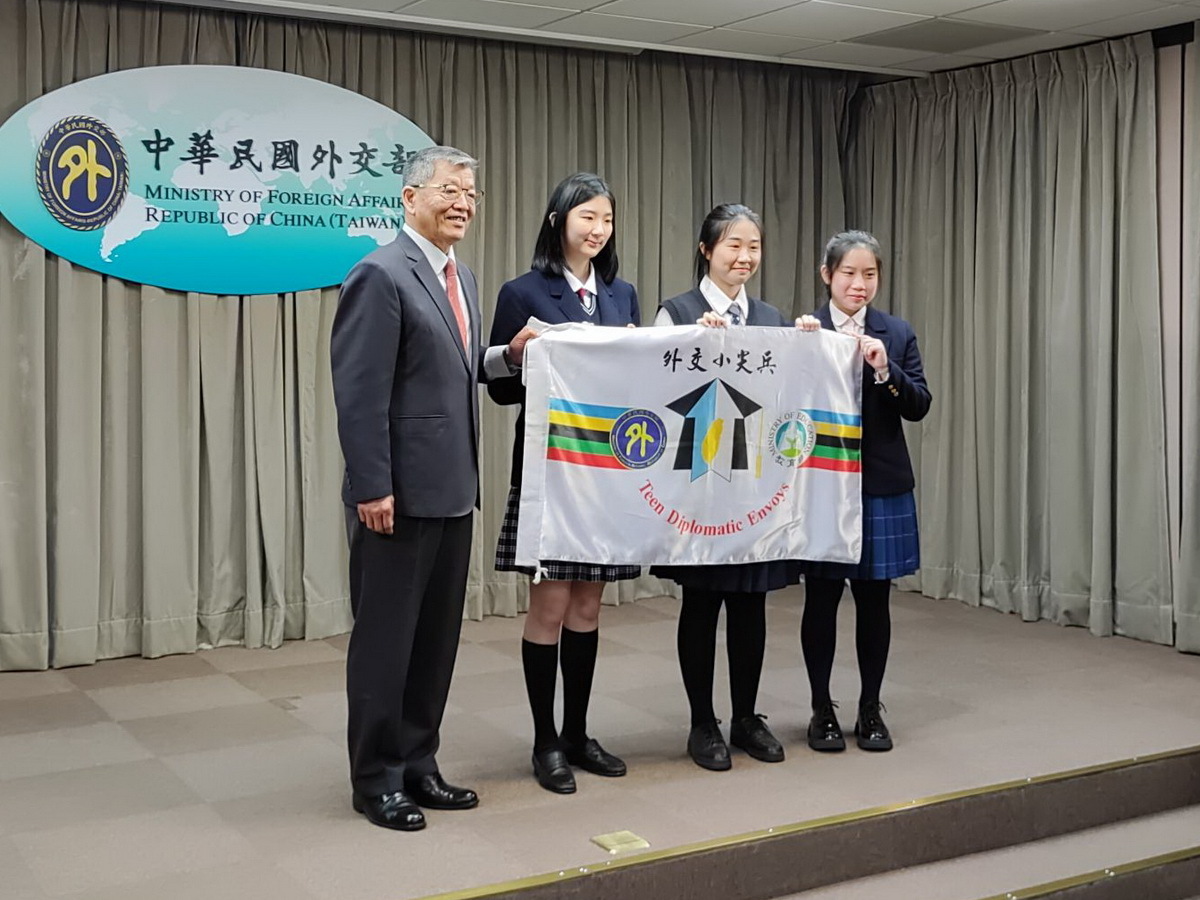 外交小尖兵今授旗 月底啟程訪問澳洲紐西蘭