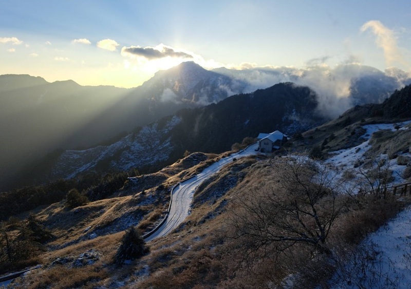 合歡山降雪創入冬最多 放晴藍天白雪美不勝收(影音)