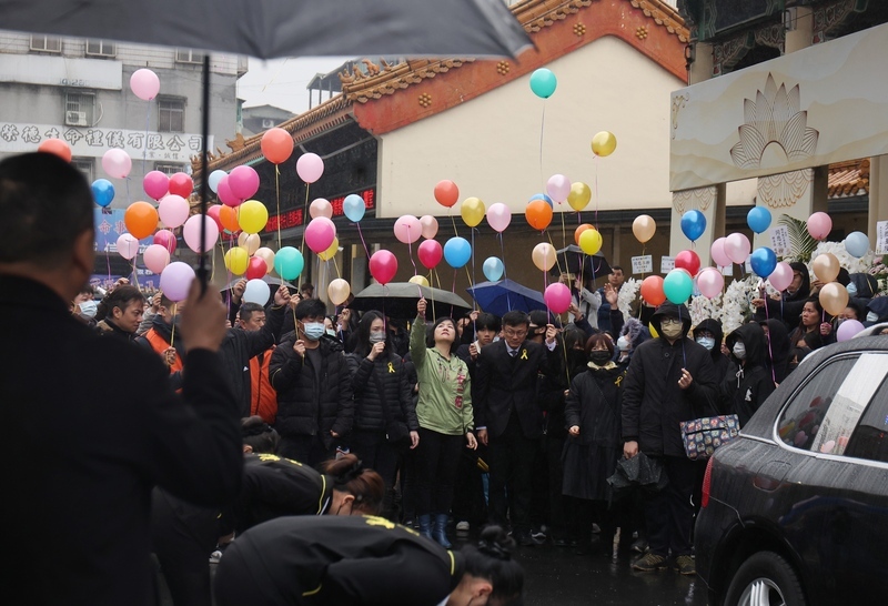 新北校園命案告別式 親友放七彩氣球祝福乘願翱翔