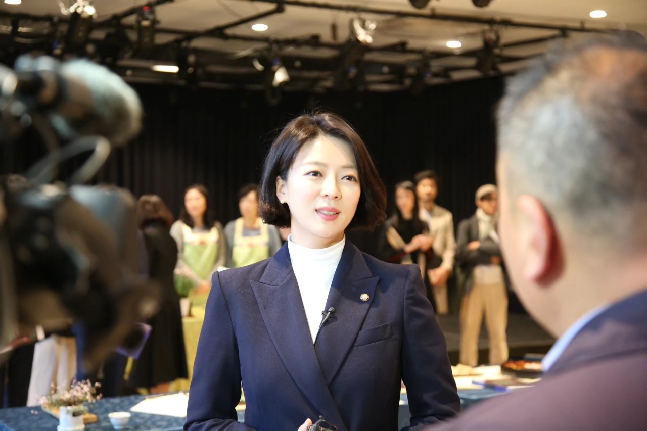 南韓執政黨議員遭人襲擊頭部 無生命危險