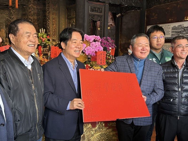 參拜鹿港天后宮  賴清德允春節再發福袋