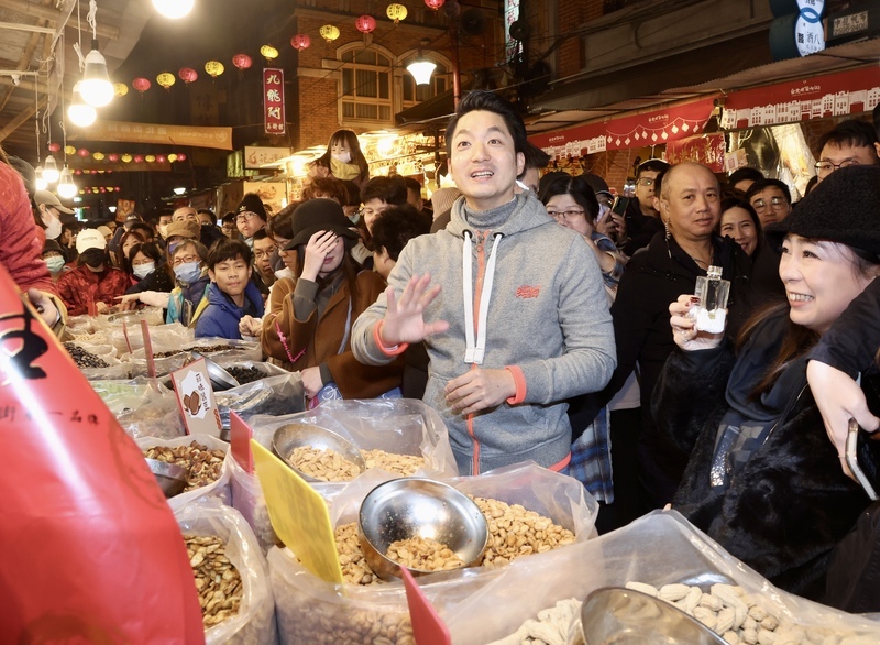 年貨大街飄菸味 蔣萬安：研議期間限定禁菸區
