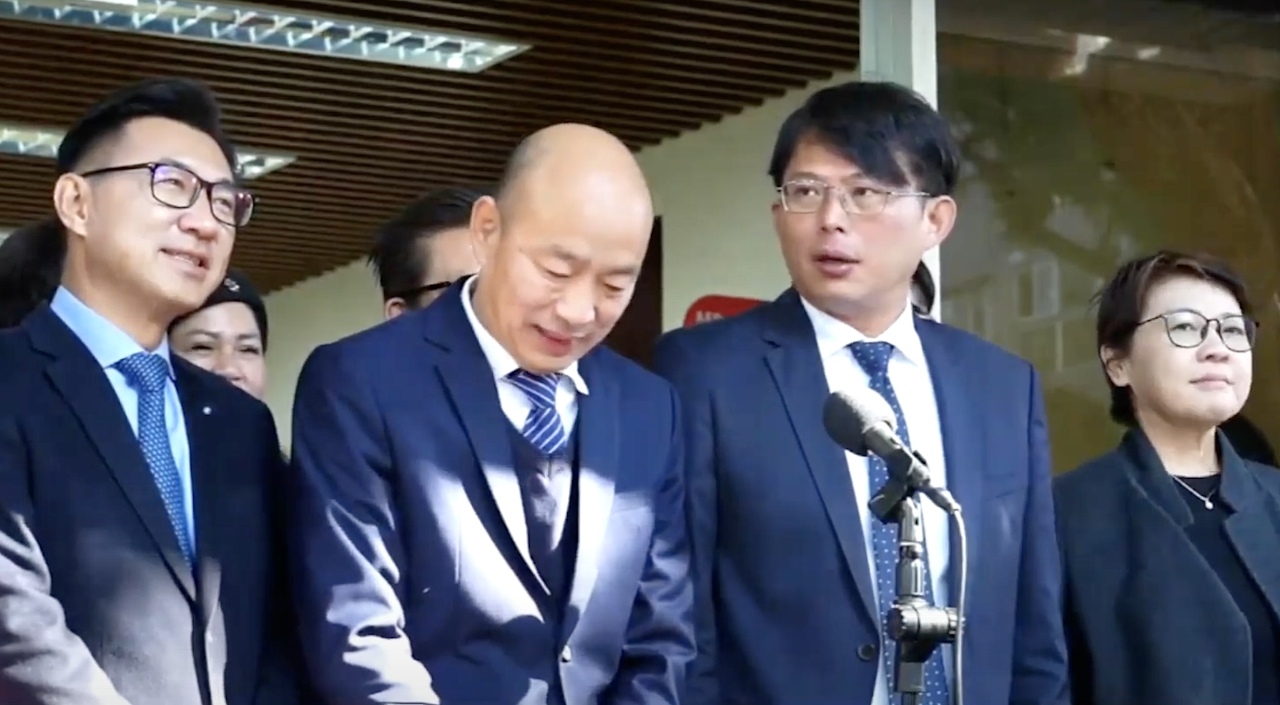 黃國昌、韓國瑜二度擁抱 雙方未談單一召委制