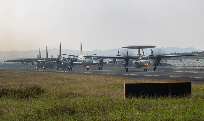 空軍春節戰備演練 P-3C掛小牛飛彈強化精準打擊