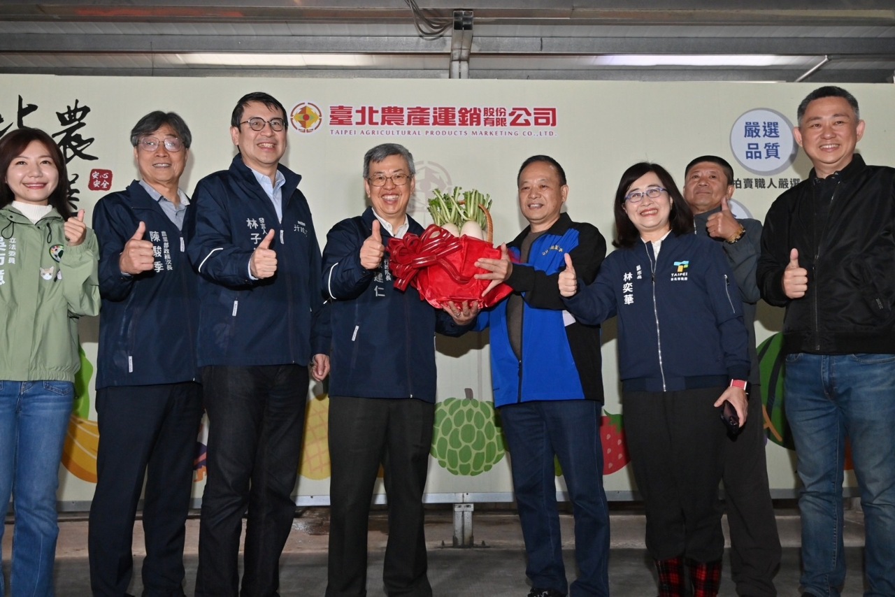 春節將至 陳建仁赴蔬果批發市場拜早年、發福袋