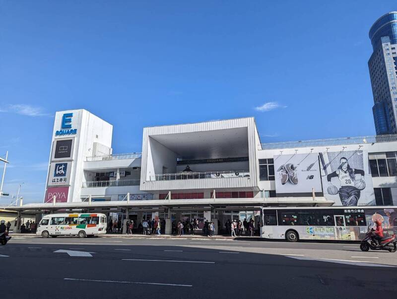 NET控基隆市府夜襲切鎖接管東岸商場 告市長謝國樑強盜