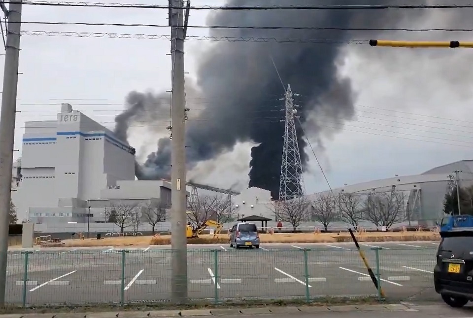 日本中部火力發電廠傳爆炸 設施起火濃煙冒出
