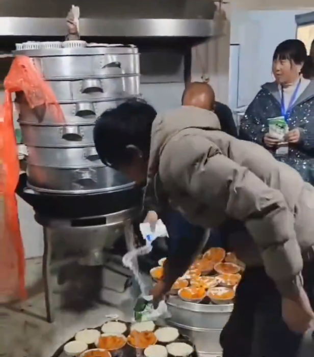 貴州官員取締民眾辦酒席 率隊衝餐廳往食物灑鹽