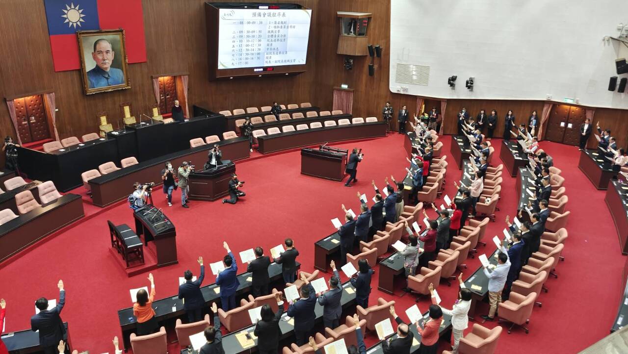 新國會報到 「萬老師」帶「黃主任」走紅毯超吸睛 韓國瑜與鄉親大合唱
