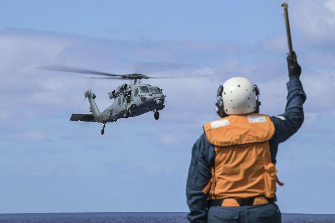美日海軍在菲律賓海舉行聯合軍演
