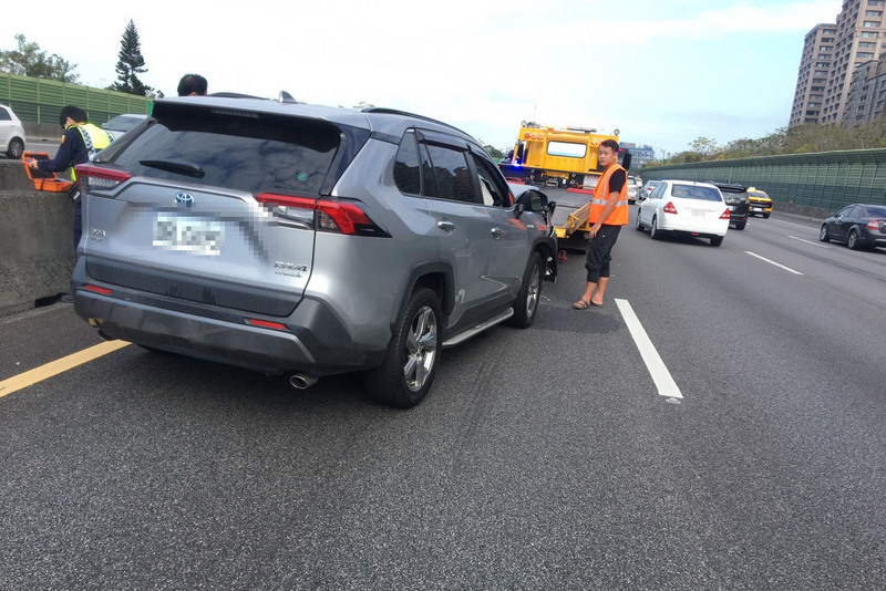 張善政自駕國3車禍無大礙 妻子擦傷胸悶送醫檢查