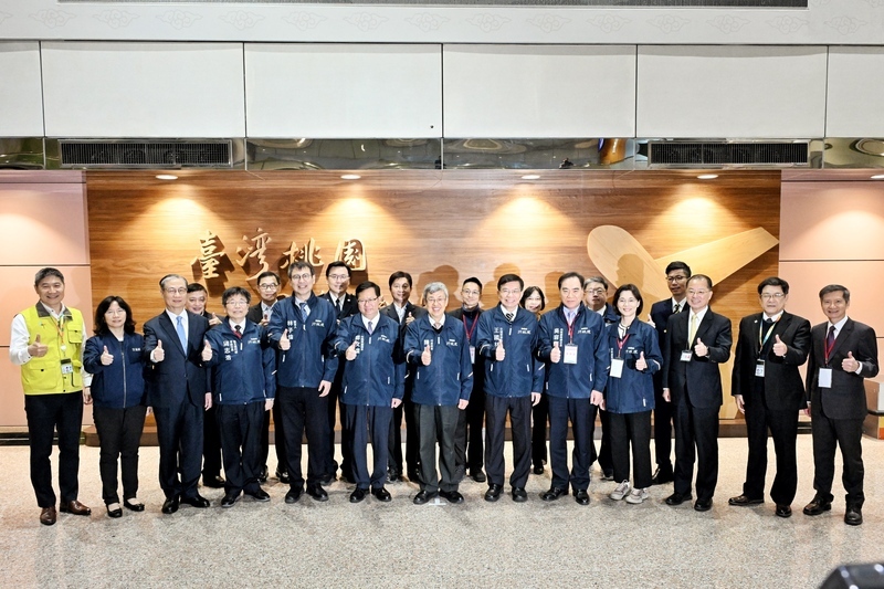 視察桃機疏運 陳建仁致贈禮盒及福袋慰勉執勤人員