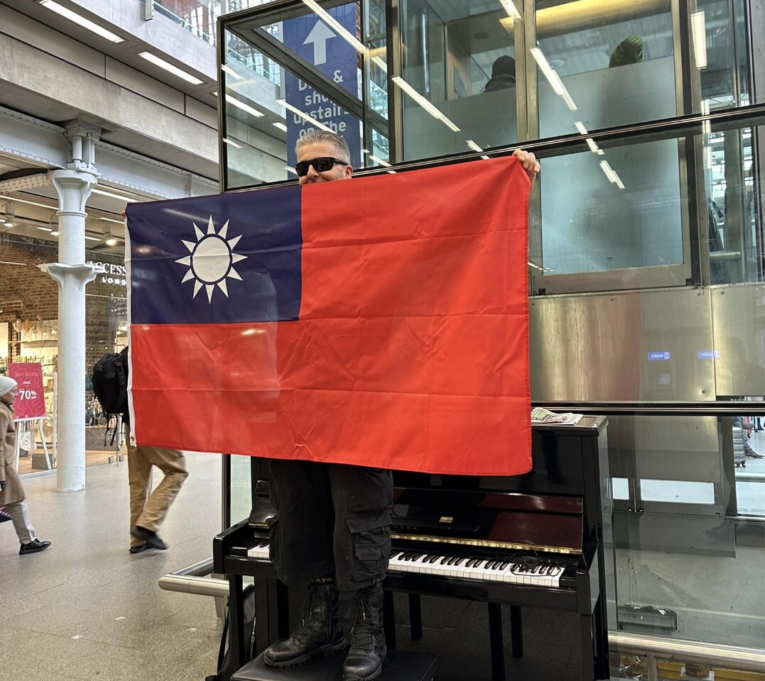 英鋼琴家卡瓦納再嗆小粉紅 臉書貼中華民國國旗挺台