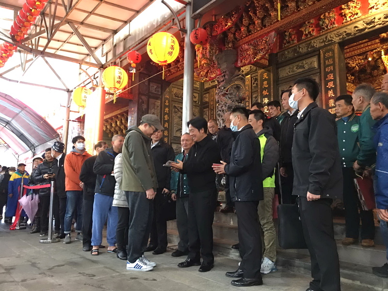 賴清德依家中傳統 除夕赴金山承天宮參拜