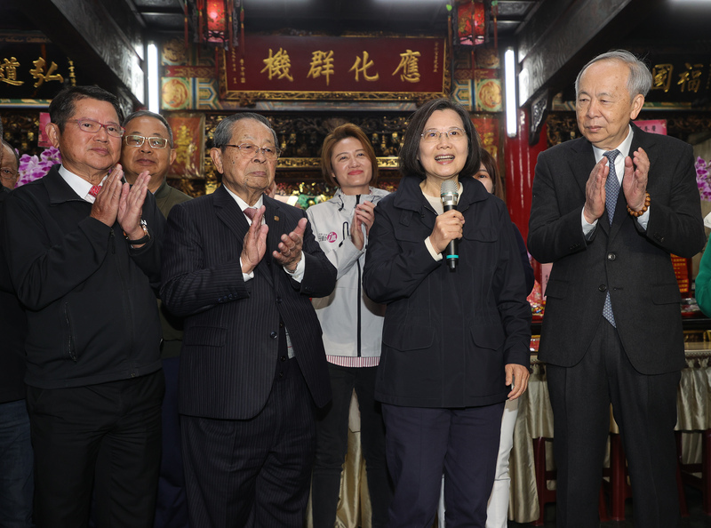 蔡總統初一走春發福袋 感謝國人團結關關難過關關過