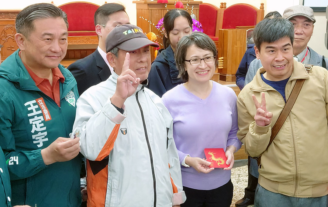 回台南教會發福袋 蕭美琴：為台灣未來祈禱