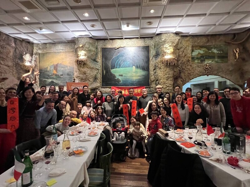 羅馬僑界迎龍年 春節餐會寫春聯說吉祥話