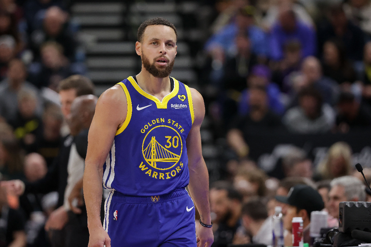 NBA球星柯瑞簽延長合約 1年近20億續留勇士