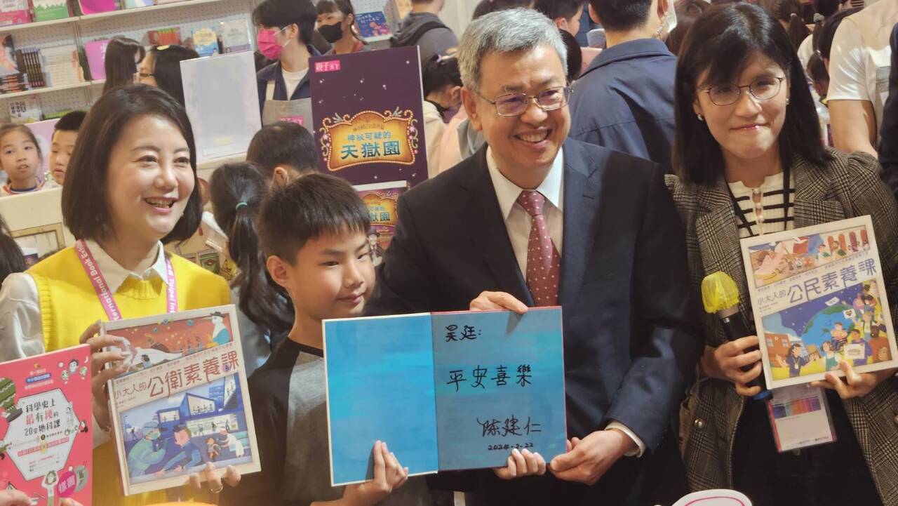 陳建仁逛書展 為自己和孫子添好書