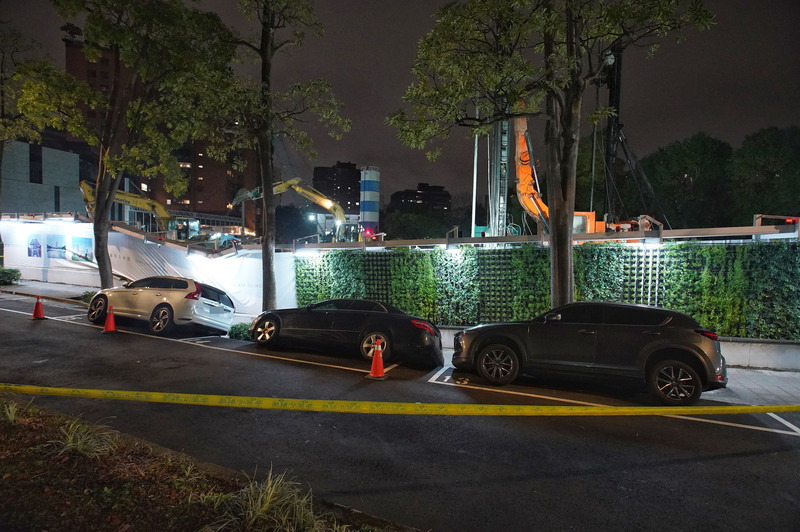 台北市慶城街附近新建工地地層下陷 4車傾斜