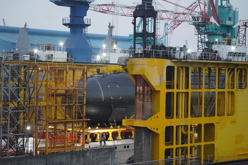 國艦國造》海鯤號首次下水 外媒稱：台灣將打造潛艦系統  在野促縮短中配取得身分證年限 陳建仁：持保留態度