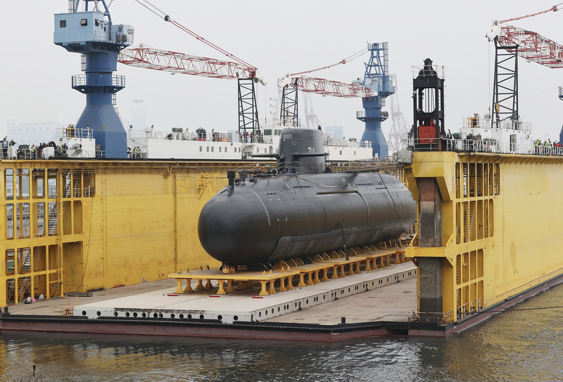 海鯤潛艦浸水移置台船小塢 艦身全都露(影音)