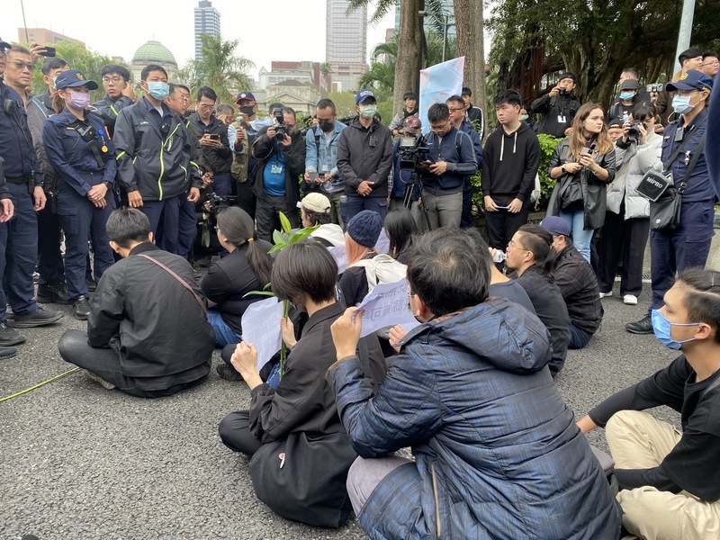 北市二二八追思會場外零星推擠 受難者家屬出面協調