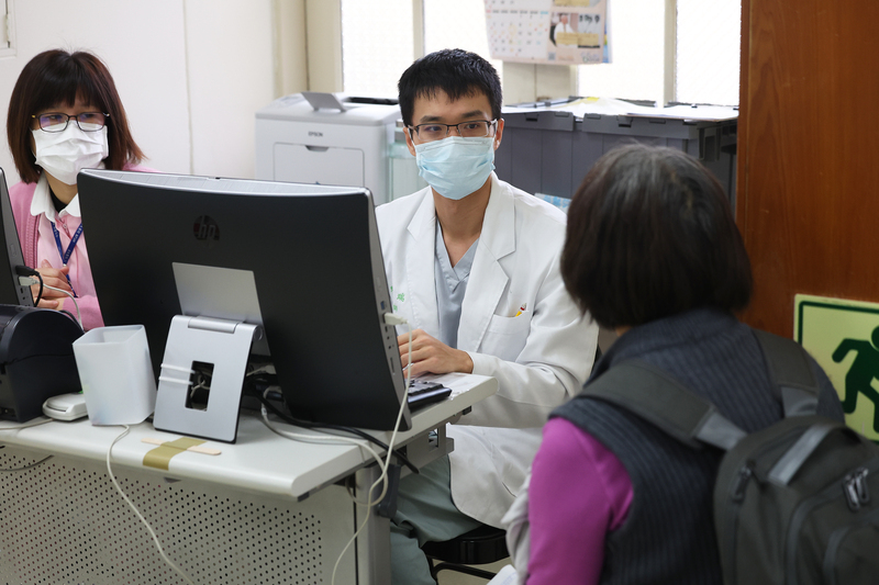 新冠疫情飆升 醫：喉嚨超痛、極度疲倦為常見症狀