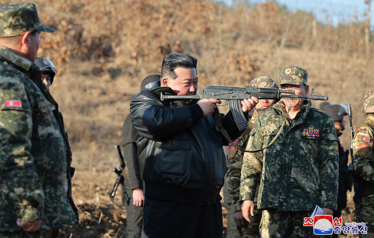 金正恩視察前線基地 舉槍瞄準畫面曝光