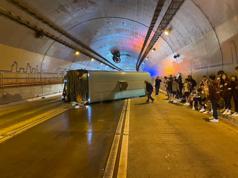 康橋中學校車翻覆17傷 校方成立緊急應變小組
