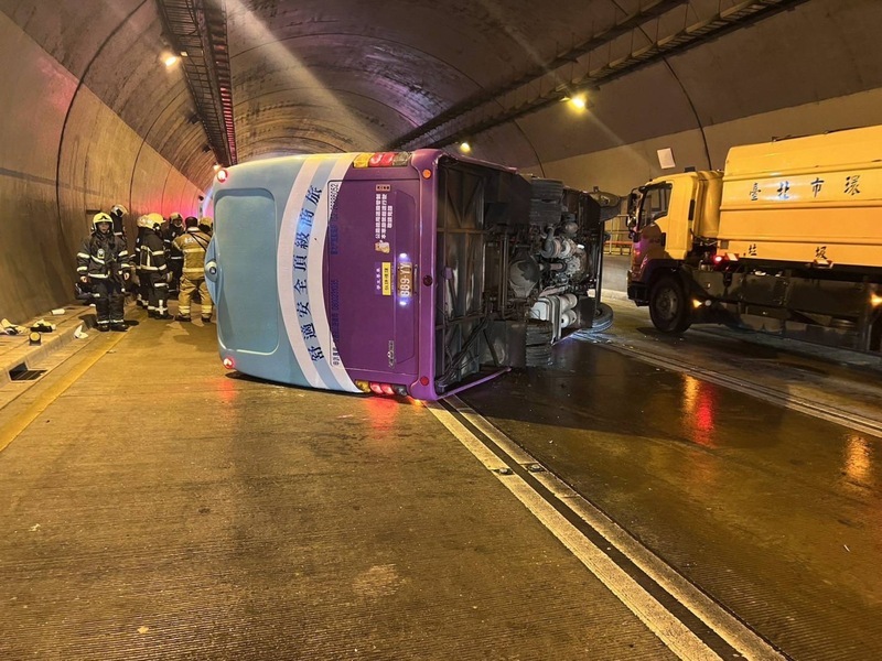 康橋校車翻覆 公路局先開罰2萬、事故車吊牌1個月