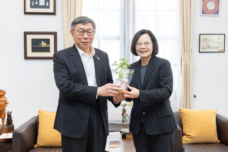 柯文哲帶小草見總統談國政 肯定政黨溝通平台提議