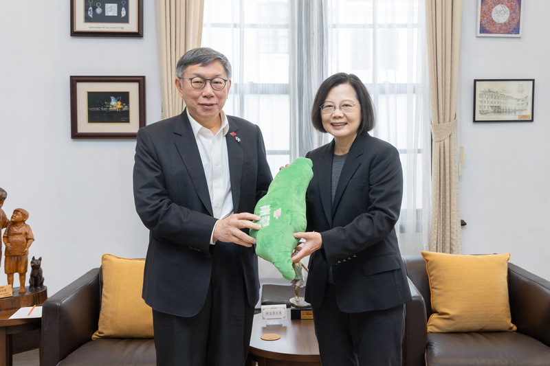 中國漁船金門外海翻覆2死.2失蹤 兩岸聯合搜救  蔡總統會柯文哲談政黨溝通平台等4議題