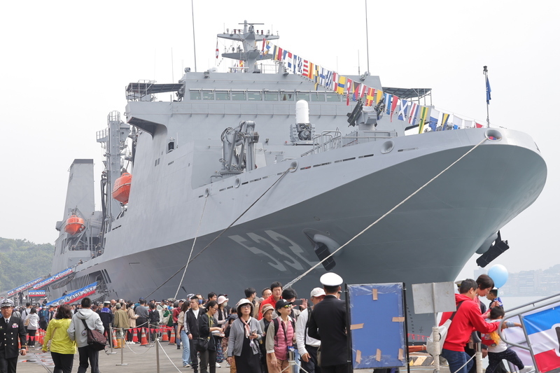 敦睦遠航支隊訪基隆港 3軍艦開放參觀湧人潮