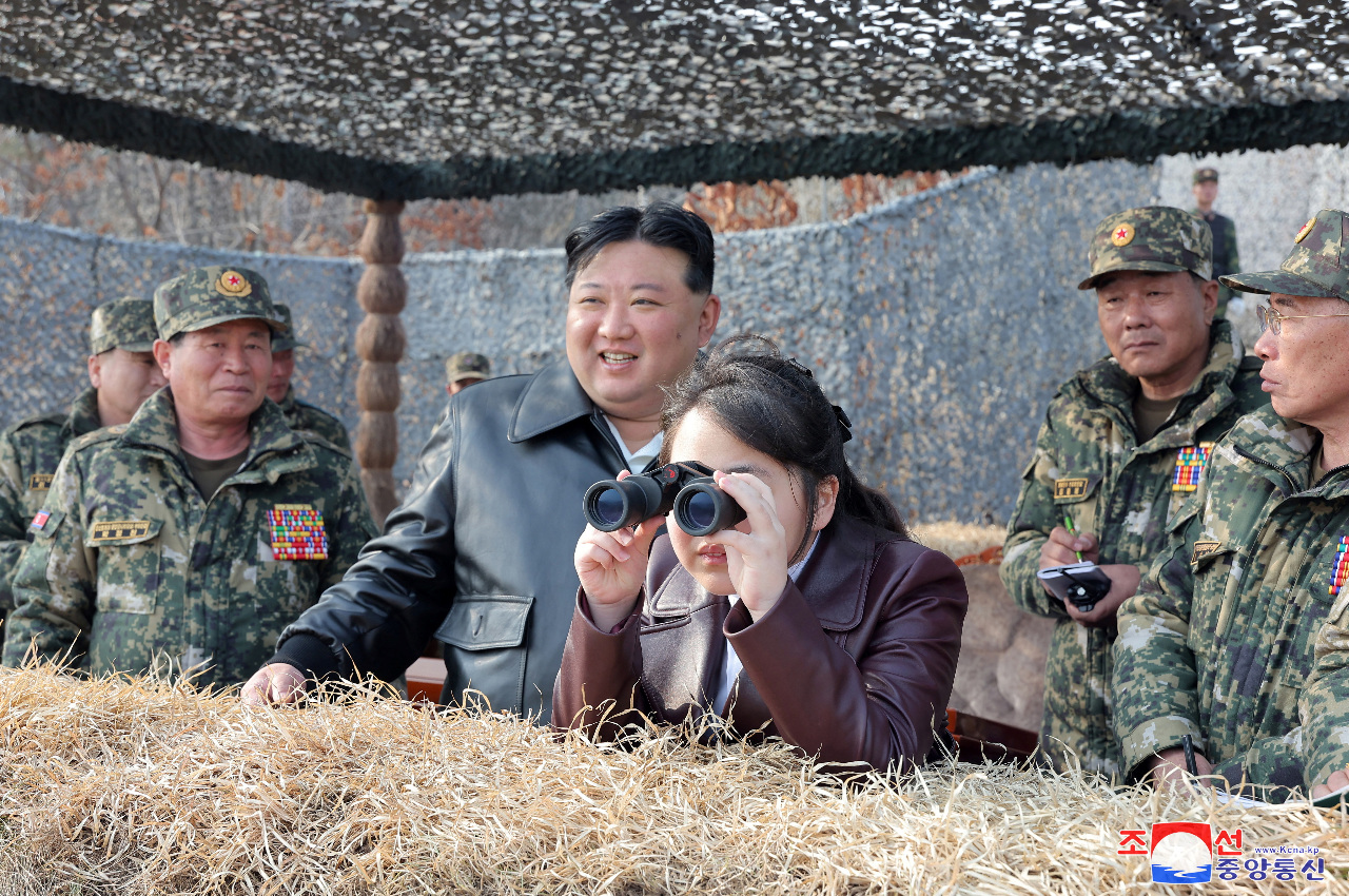金正恩與愛女視察傘兵演習 要「一舉」佔領敵區