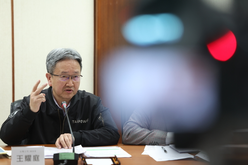 核電真能降低燃料成本？台電總座親拿數據比對