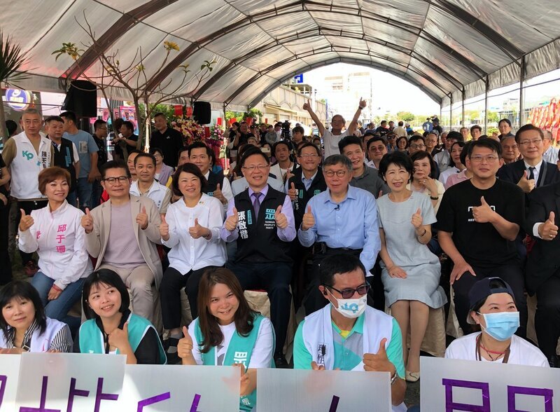 另類藍白合？ 黃敏惠、柯文哲共同站台