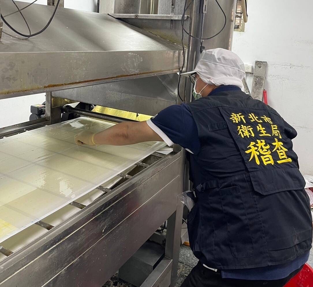 新北衛生局配合食藥署 採集大粄城粄條製作機具環境檢體