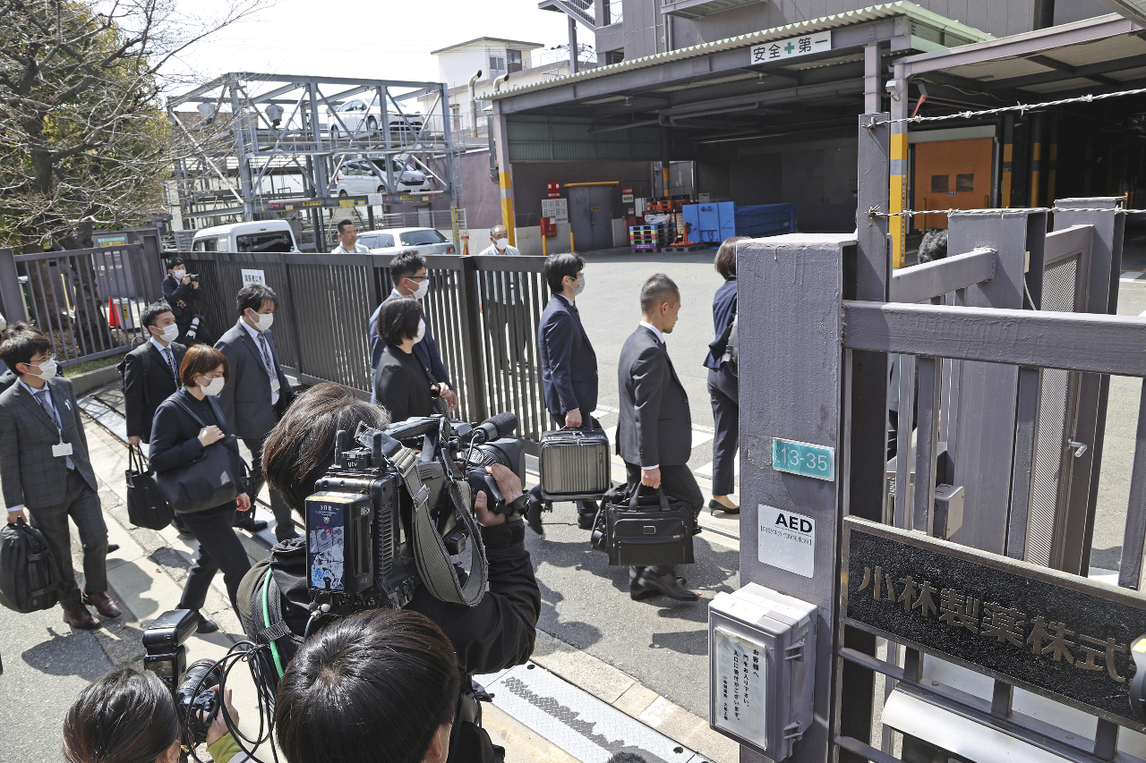 疑似食用保健品致5死 日本官員搜查小林製藥工廠