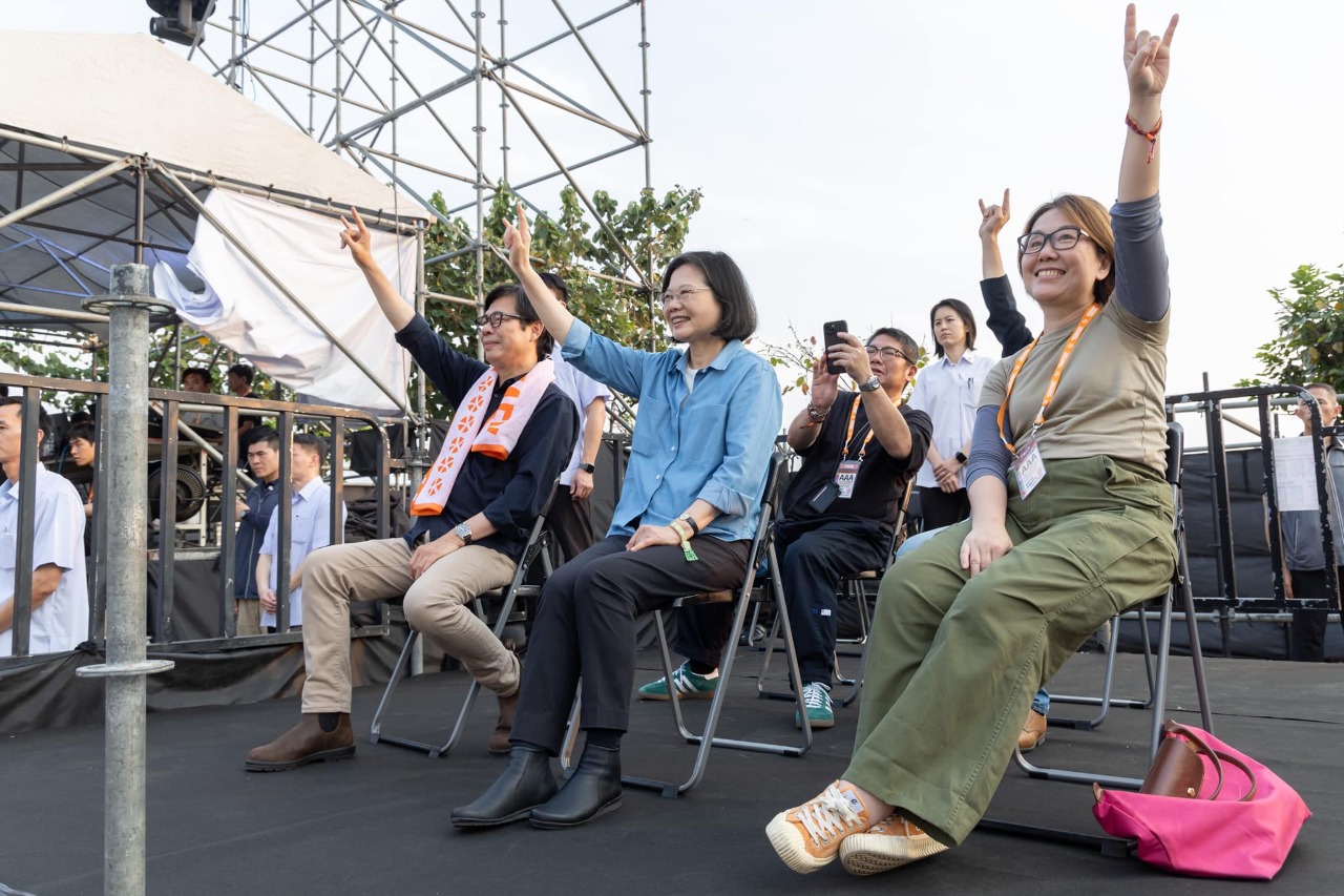蔡總統現身大港開唱音樂祭  聽台語組曲忘情打節拍