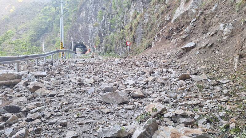 【不斷更新】花蓮強震大清水隧道出口道路崩塌 得卡倫步道1人遭落石砸中不治