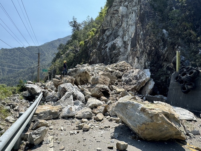 花蓮強震／蘇花公路全線封閉 太魯閣中橫公路多處坍方落石