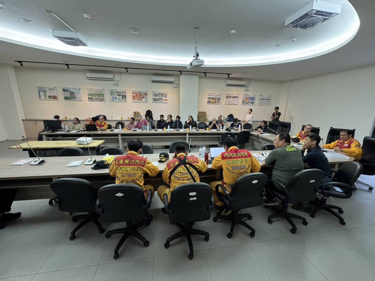 花蓮強震／重機具開挖砂卡礑加速搜救 明前進五間屋尋新加坡夫妻