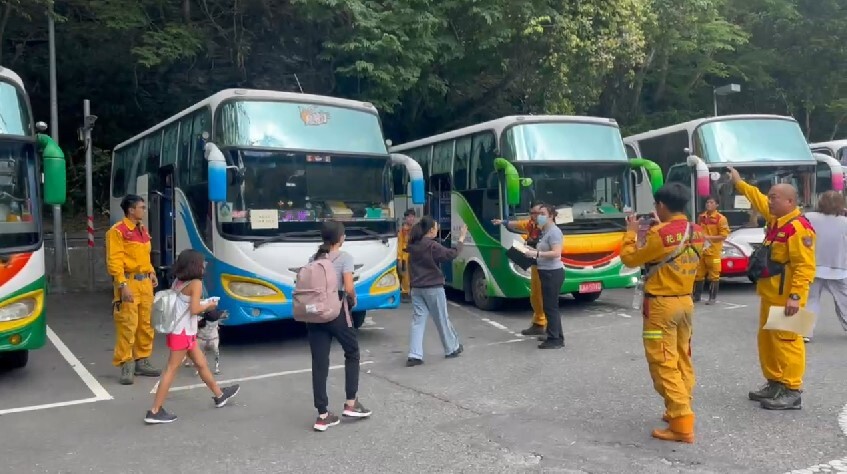 花蓮強震／天祥至牌樓搶通 首批受困民眾44人下山