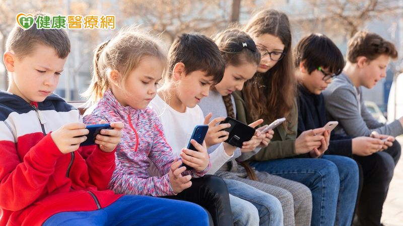 青少年活躍使用社群媒體易出現憂鬱症？專家曝「1因素」是影響關鍵