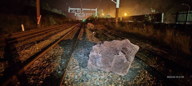 台鐵澄清：普悠瑪非遭落石擊中 落石點非高風險路段