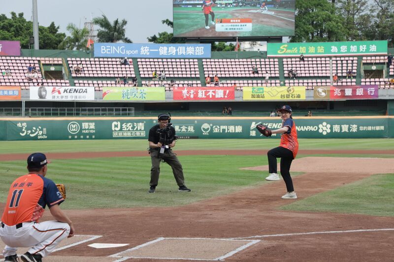 中職統一獅、雄鷹台南對戰 蕭美琴開球加油