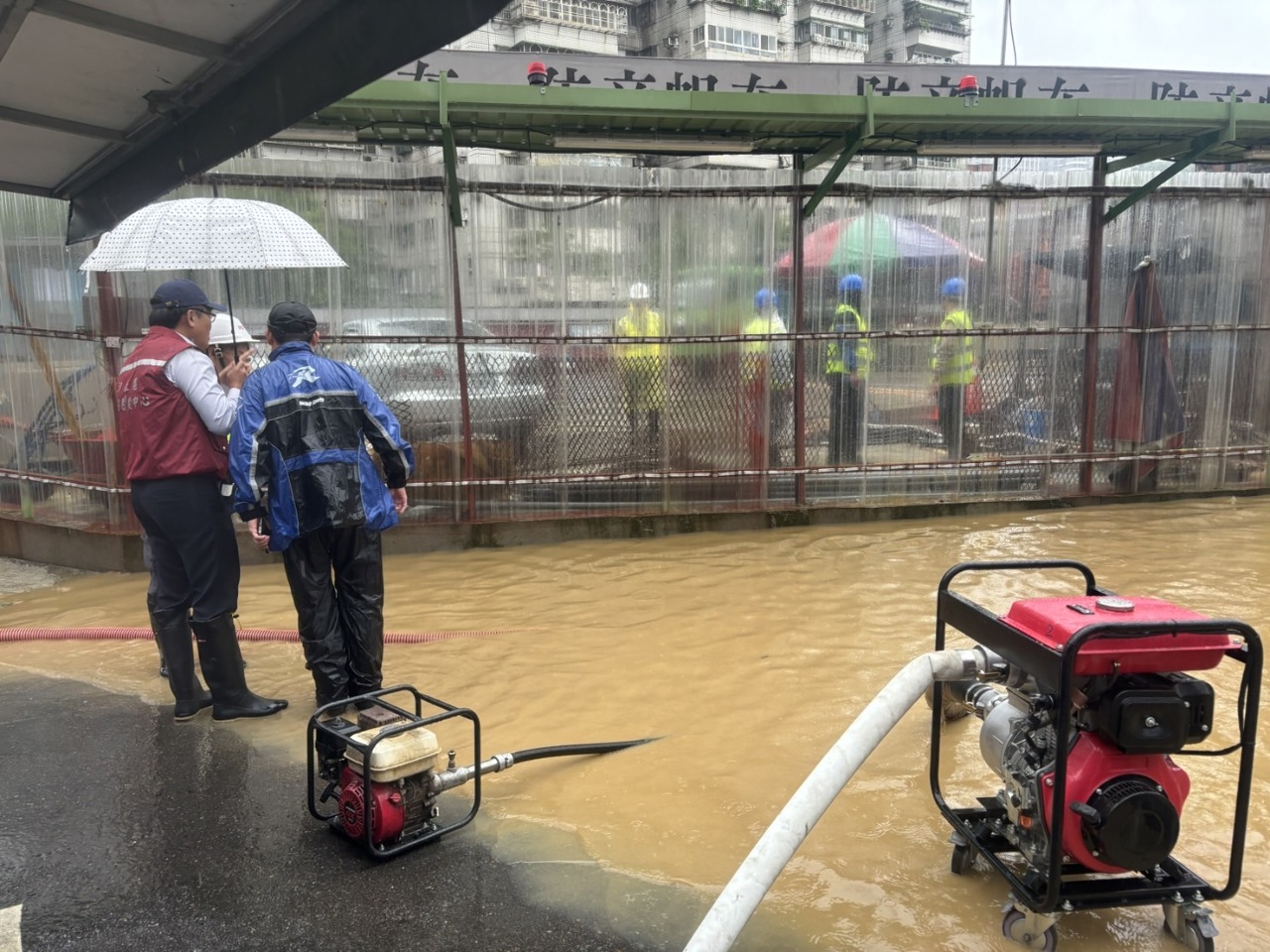 新北暴雨 崇德國小附近成黃河