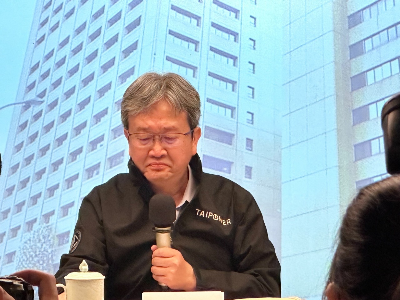 台電總座哽咽接受慰留 王耀庭：厭惡台電被當政治鬥爭工具