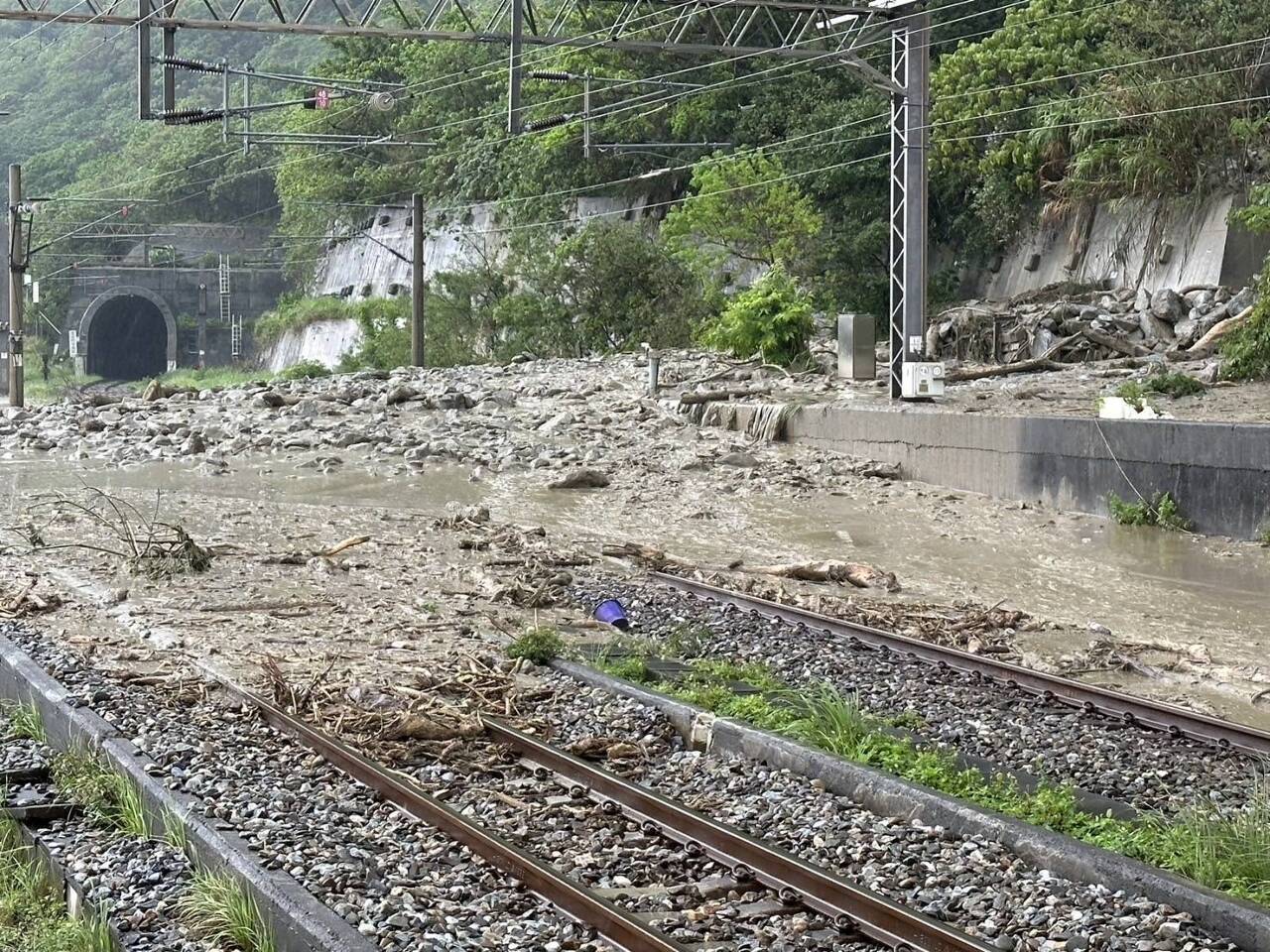花蓮暴雨引發土石流 台鐵和仁=崇德雙向不通